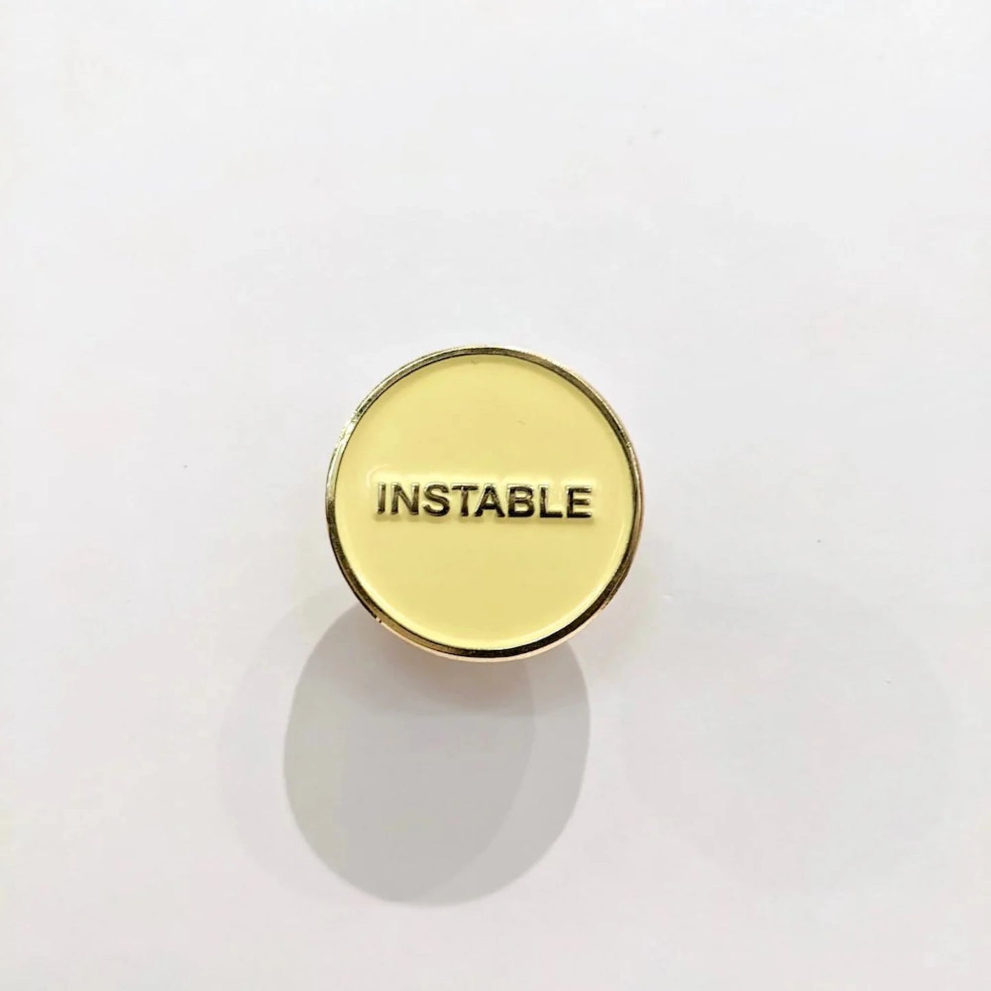 Pin's - instable - Félicie aussi
