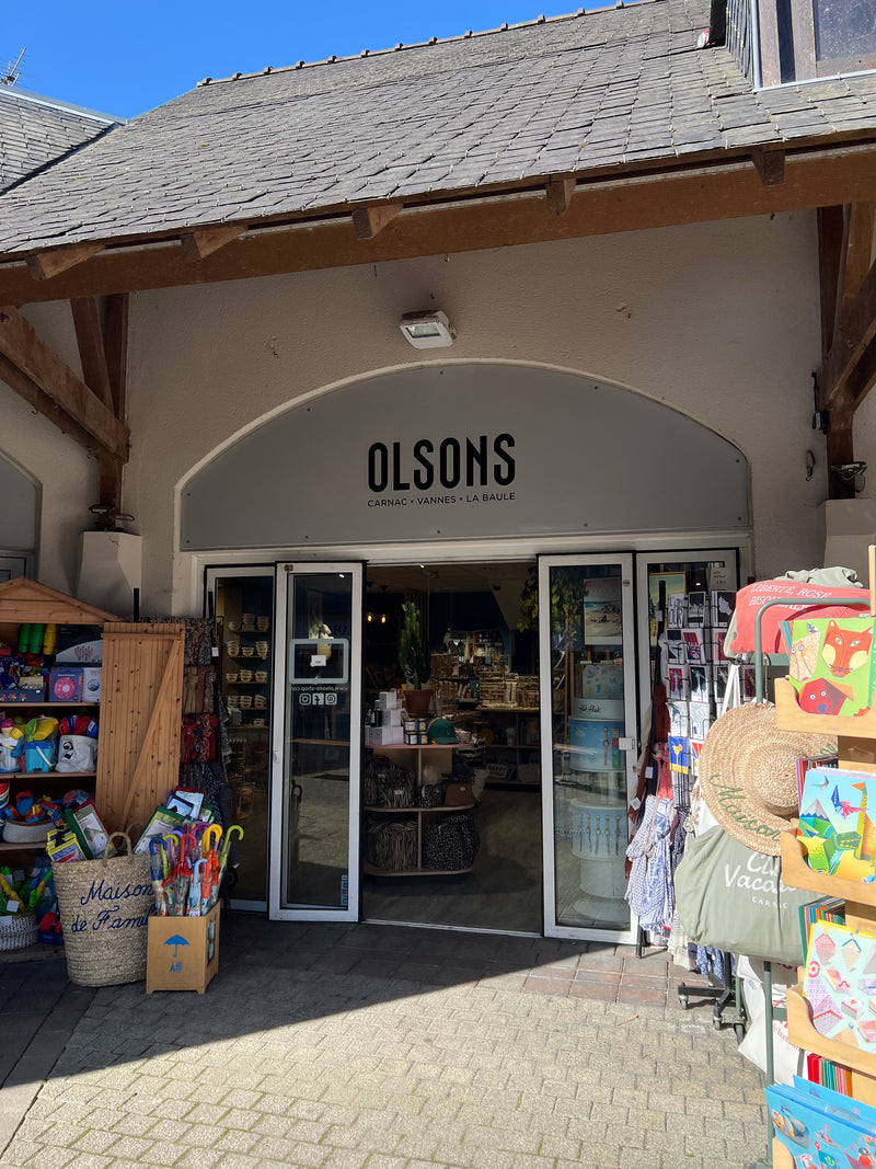 Devanture Olsons Carnac, concept store 62 avenue des Druides