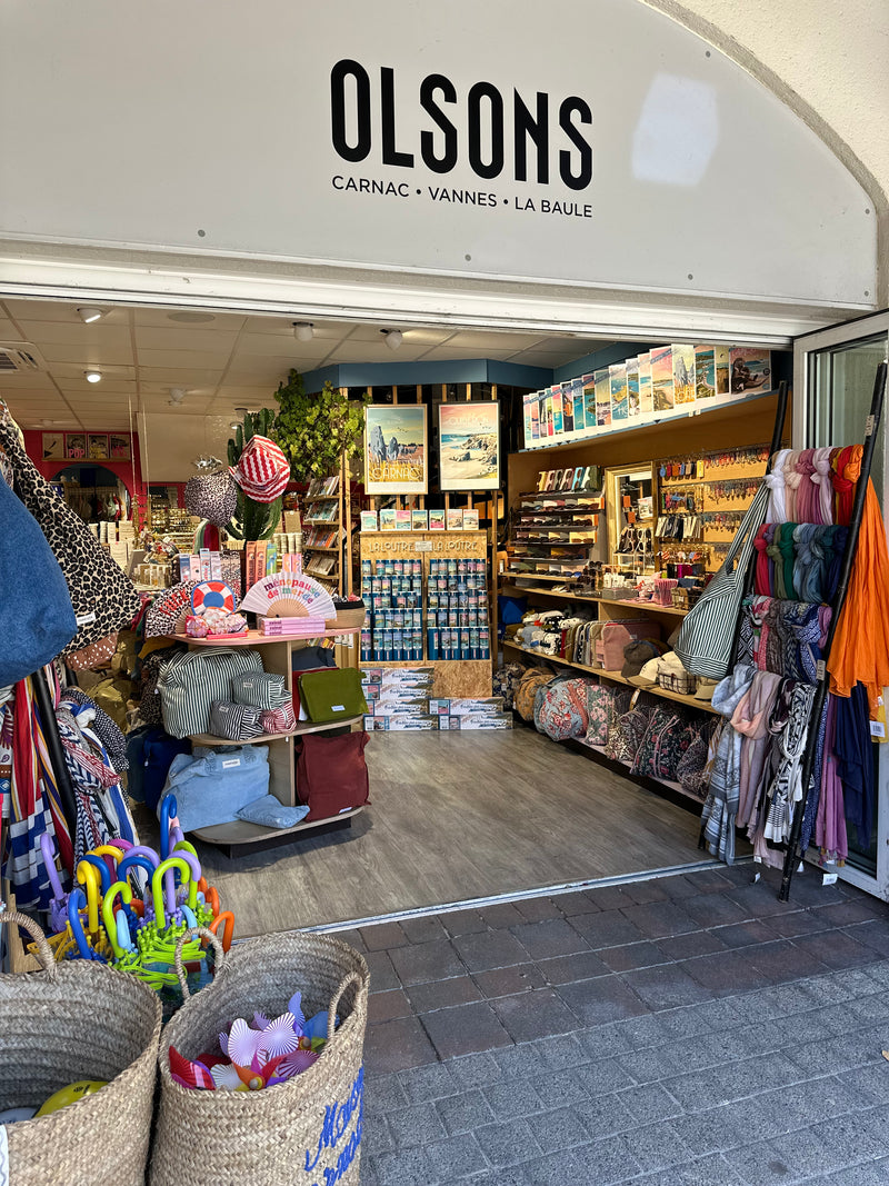 Devanture Olsons Carnac, concept store 62 avenue des Druides
