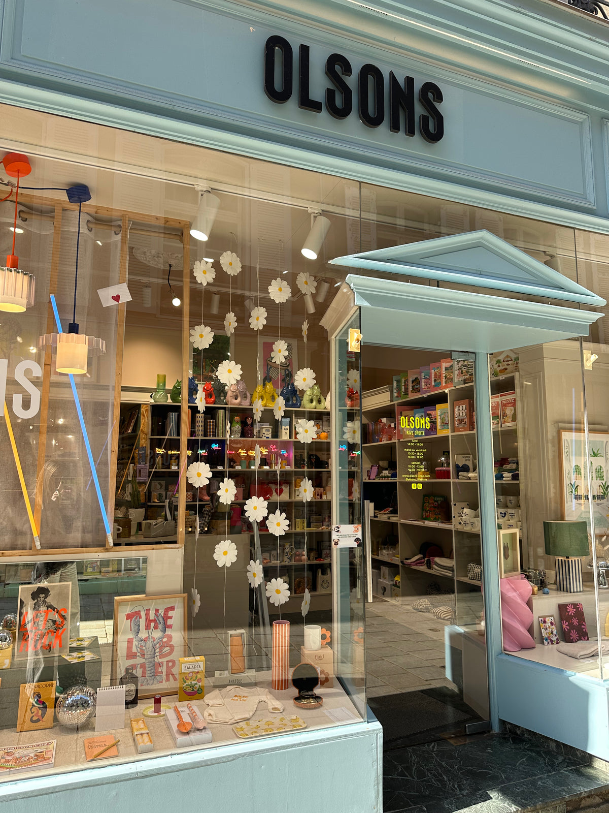 Devanture Olsons Vannes Rive Droite, 19 rue des Vierges